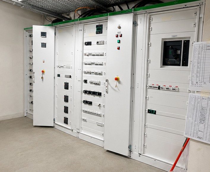 Technicien mesurant une résistance électrique