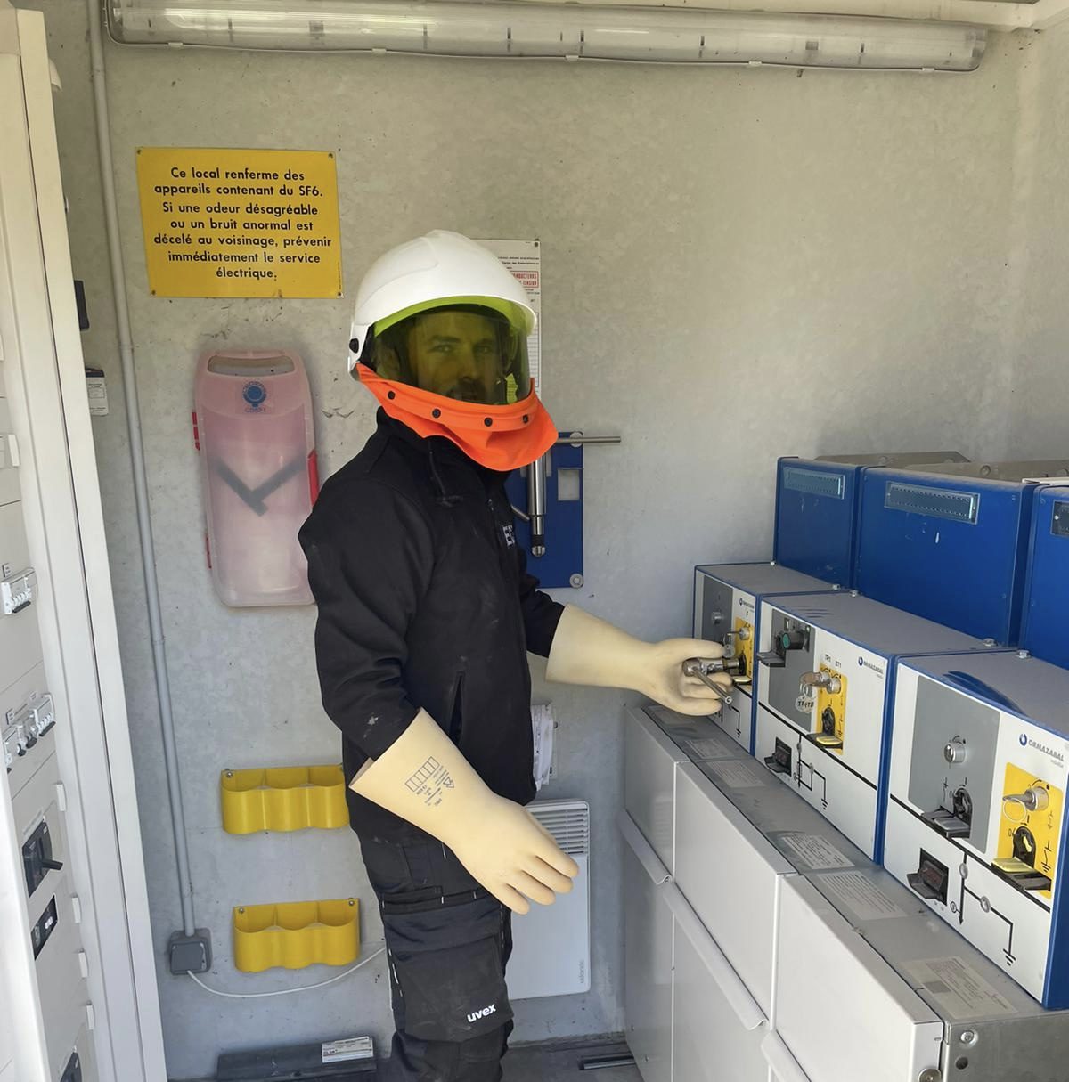 Technicien ECES en équipements de protection individuelle sur un poste haute tension
